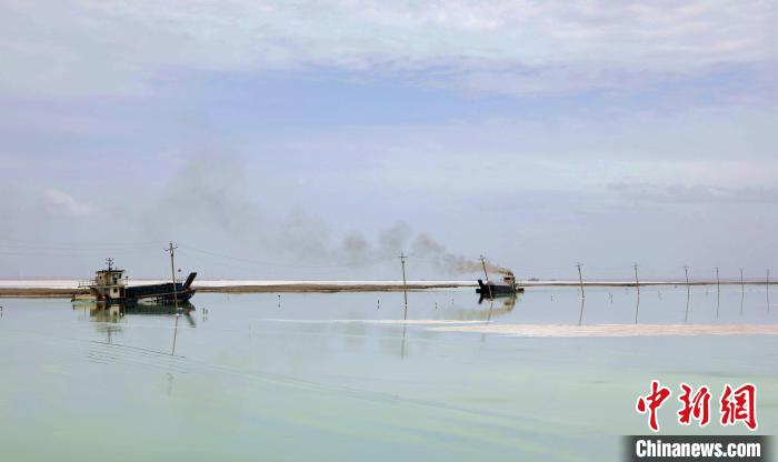 “天空之鏡”青海茶卡鹽湖：迎黃金旅游季，獨(dú)特景色引客來(lái)