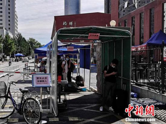 中國科學院大學校門外，豎立著“家長止步”的提示牌。 中新網 張尼 攝