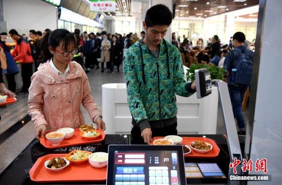資料圖：某高校食堂學(xué)生在打飯。中新社記者 韓蘇原 攝