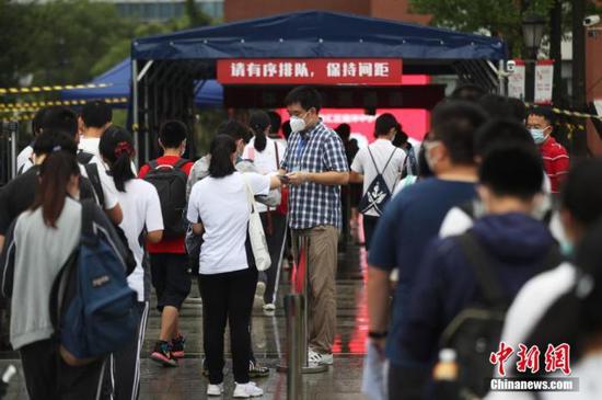 資料圖：2020年7月，上?？忌饺敫呖伎紙?chǎng)。張亨偉 攝