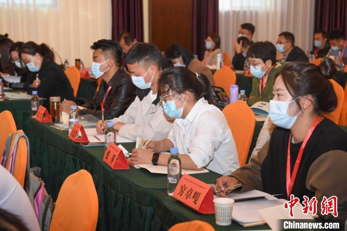 圖為第十五期全國預(yù)防青少年違法犯罪工作理論與務(wù)實(shí)高級研修班學(xué)員正在上課?！∝暩聛硭?攝