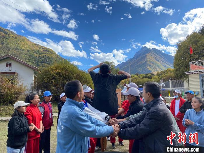 圖為學(xué)生們在西藏巴松措青少年活動營地開展趣味活動?！∥鞑厍嗌倌陮嵺`教育基地供圖