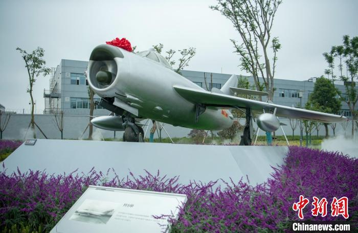園林式戰(zhàn)斗機(jī)博物館內(nèi)展示的“殲5甲”飛機(jī)?！⒅铱?攝