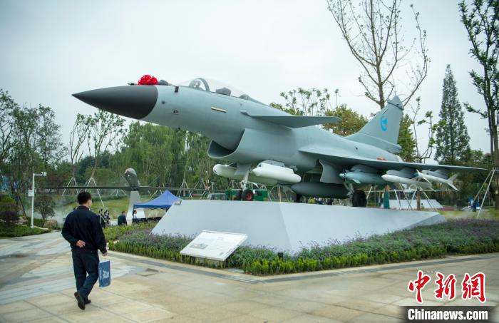 園林式戰(zhàn)斗機(jī)博物館內(nèi)展示的“殲10C”飛機(jī)?！⒅铱?攝