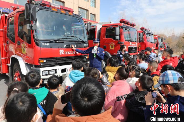 圖為消防員向小朋友們講解消防車?！铨埥?攝