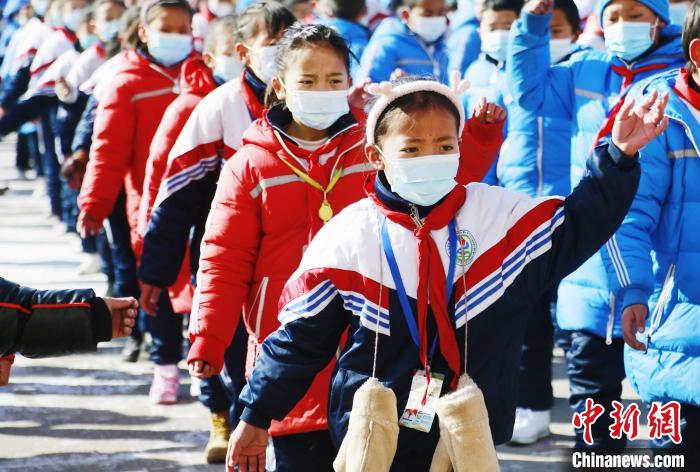 圖為學(xué)生跳起歡快的藏族舞蹈迎接新學(xué)期。　馬銘言 攝