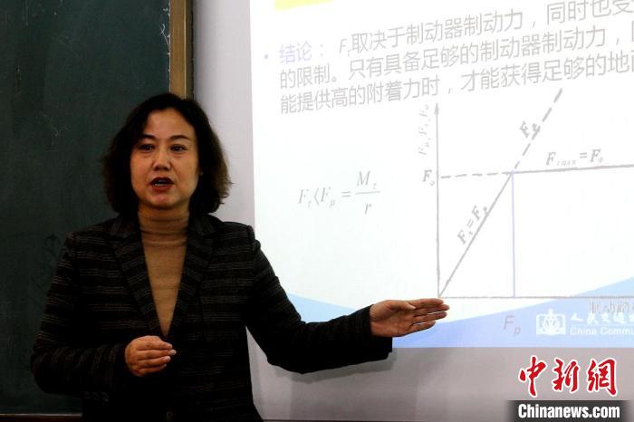 圖為李富香給學(xué)生上理論課。(資料圖) 青海省教育廳供圖