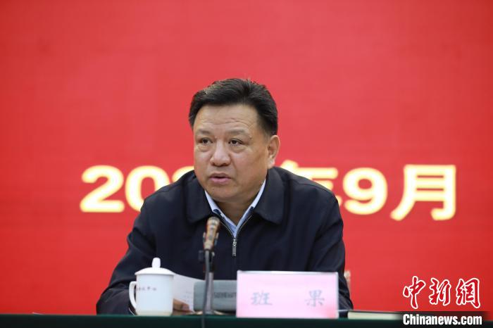 圖為青海省委常委、統(tǒng)戰(zhàn)部部長班果出席會(huì)議并講話?！『F龍 攝