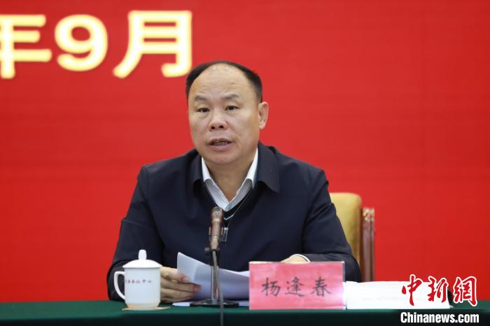 圖為青海省副省長楊逢春主持會(huì)議并講話。　胡貴龍 攝
