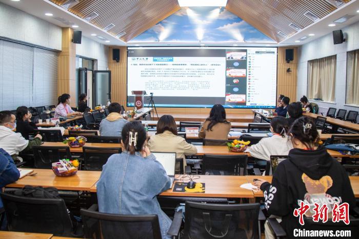 圖為論壇會(huì)議現(xiàn)場(chǎng)?！⊥瑬|放 攝