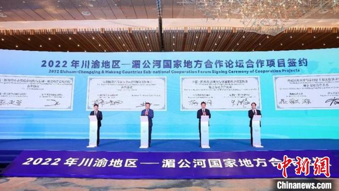 多個項目集中簽約。王宇 攝