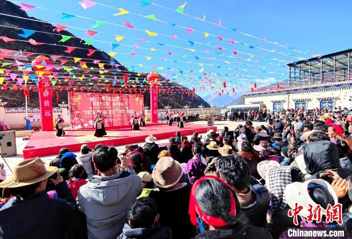 文藝活動(dòng)全景?！∶⒖悼h委宣傳部供圖