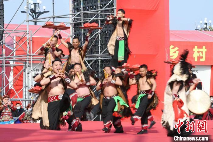 圖為少數(shù)民族舞蹈展演?！×赫赵?攝