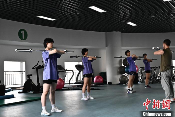 圖為全國(guó)青少年女排在天津進(jìn)行集訓(xùn)?！√旖蝮w育學(xué)院供圖