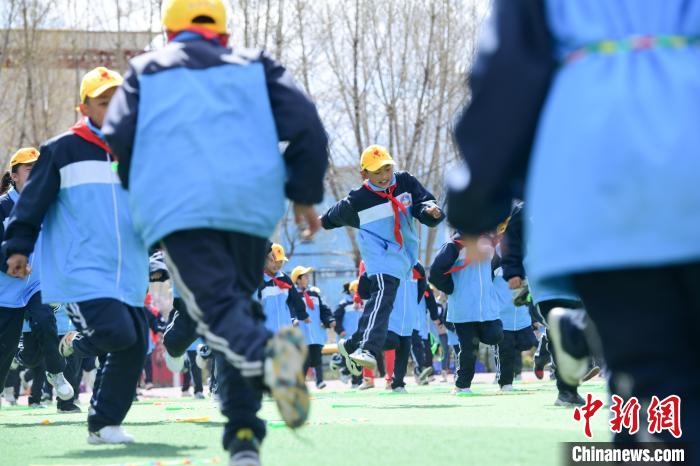 圖為學生在跳繩教練齊景龍的指導下做準備運動?！∝暩聛硭?攝