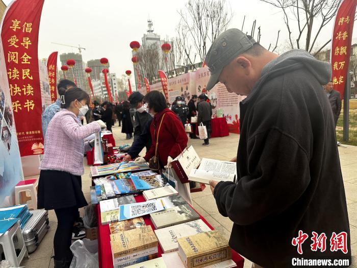 圖為民眾在活動(dòng)現(xiàn)場讀書、購書?！±铍h 攝