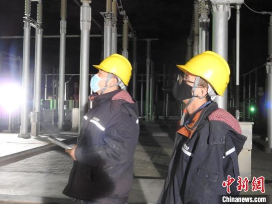 圖為5月10日凌晨，國網(wǎng)青海檢修公司柴達木換流站運維人員在進行柴拉直流系統(tǒng)停電操作。　姚曉英 攝