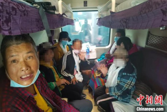 圖為乘坐Z266次列車的西藏先心病患兒和陪同人員。拉薩車站 供圖