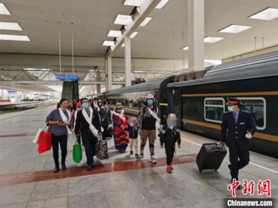 圖為拉薩車站工作人員為西藏先心病患兒和陪同人員提供“綠色”接力幫扶，并開通了專門通道，讓他們快速進(jìn)站上車。拉薩車站 供圖