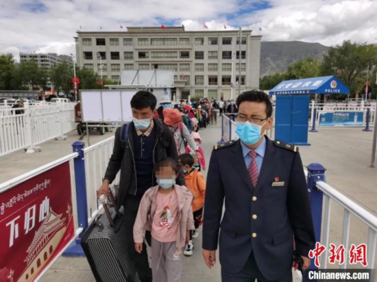 圖為拉薩車站工作人員為西藏先心病患兒和陪同人員提供“綠色”接力幫扶，并開通了專門通道，讓他們快速進(jìn)站上車。拉薩車站 供圖