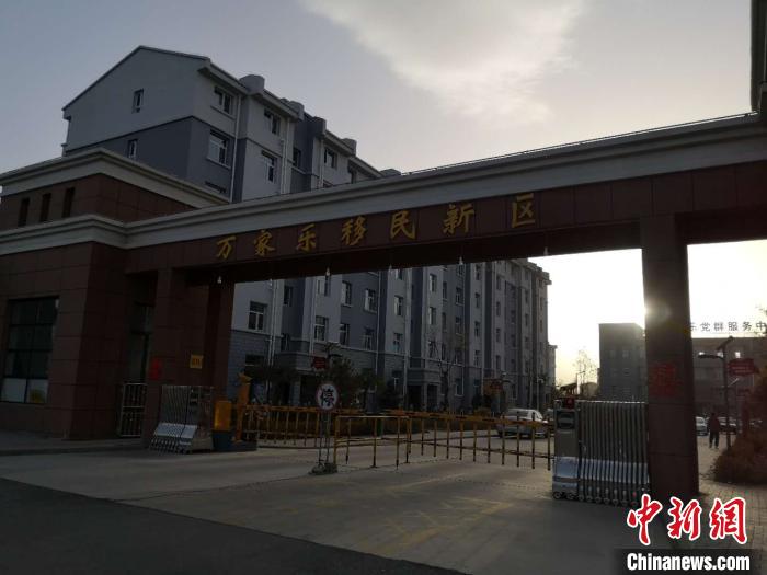 2019年以來，一萬余農(nóng)民搬離山溝，住進(jìn)縣城東郊移民新區(qū)“萬家樂”?！》尔惙?攝