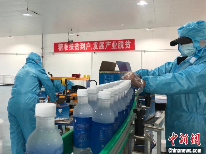 圖為阿里地區(qū)措勤縣某飲用水加工公司，該公司以“基地+公司+貧困民眾”為運營模式，帶動貧困民眾68戶232人?！≈x牧 攝