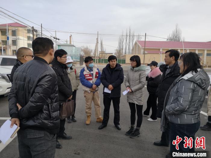 圖為青海大學(xué)工作人員正在現(xiàn)場(chǎng)考察該項(xiàng)目進(jìn)行情況?！±罱瓕?攝