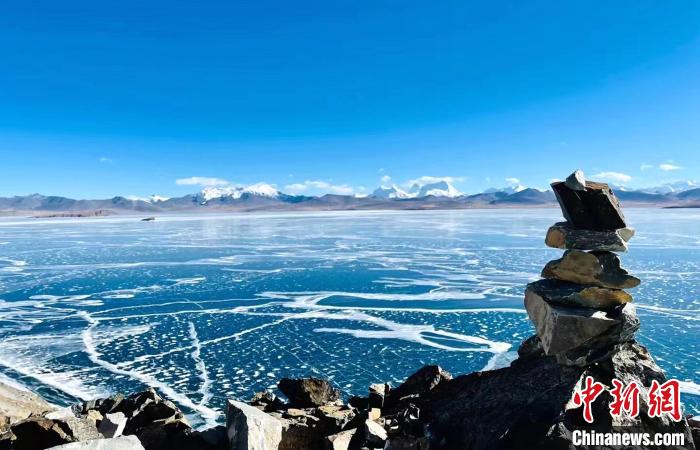 圖為普瑪江塘鄉(xiāng)境內(nèi)的雪山、冰湖美景?！±丝ㄗ涌h網(wǎng)信辦供圖