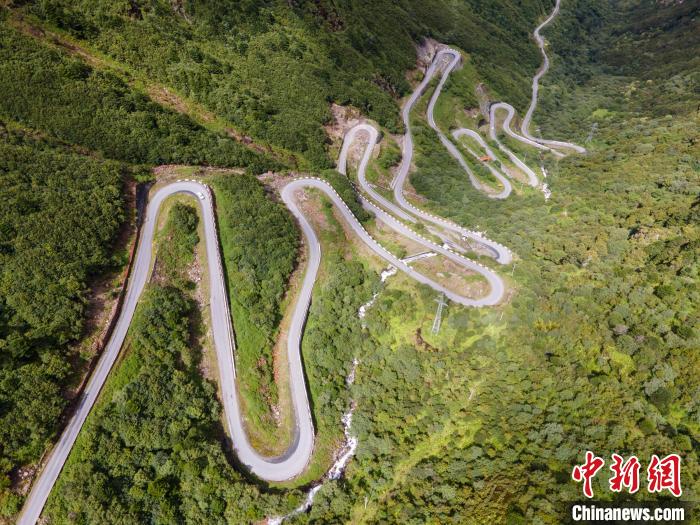 圖為西藏山南錯那縣的盤山公路，錯那縣被命名為全國“四好農(nóng)村路”示范縣?！〗w波 攝