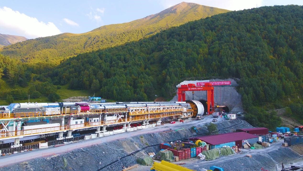 “高加索號”單護(hù)盾硬巖掘進(jìn)機(jī)（TBM）。中鐵隧道局格魯吉亞KK公路隧道項(xiàng)目部供圖