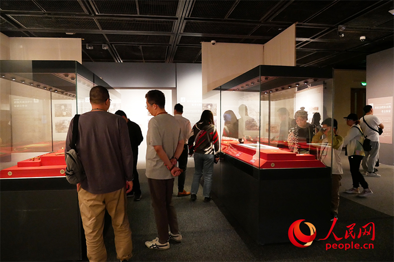 “五一”假期，游客在首都博物館參觀展覽。人民網(wǎng)記者 韋衍行攝