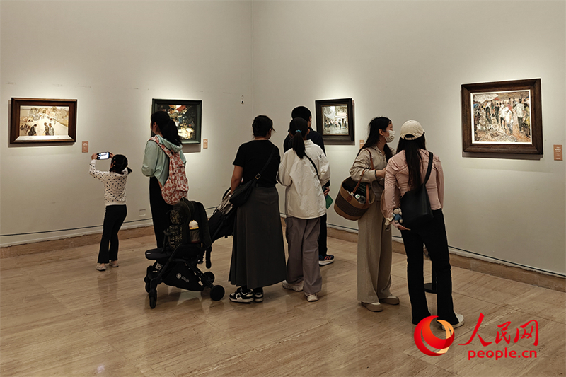 “五一”假期，游客在中國美術(shù)館參觀“大美勞動者——中國美術(shù)館藏勞動題材美術(shù)作品展（第二期）”。人民網(wǎng)記者 韋衍行攝