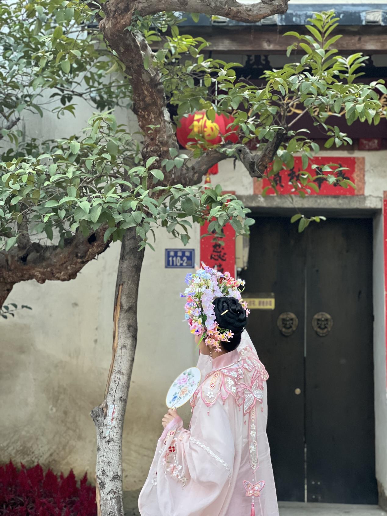 福建泉州，頭戴簪花的游客正拍照留念。人民網(wǎng) 歐陽(yáng)易佳攝