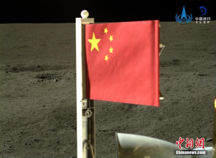 6月4日，中國國家航天局公布了嫦娥六號探測器在月球背面的五星紅旗展示影像。鮮艷的五星紅旗再次閃耀月球，這也是中國首次在月球背面獨立動態(tài)展示國旗。<a target='_blank' href='/'><p  align=