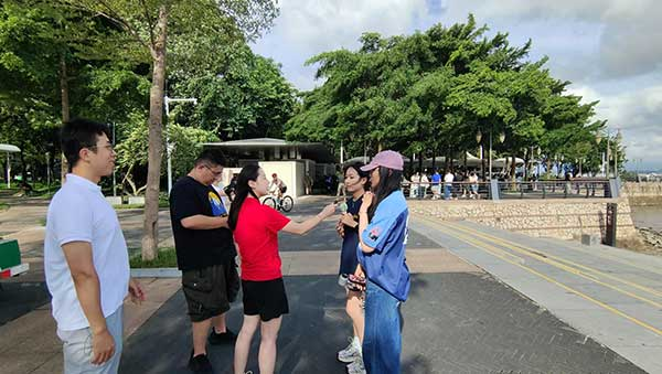人民網(wǎng)記者采訪紅樹林公園游客。人民網(wǎng)記者 李彤攝