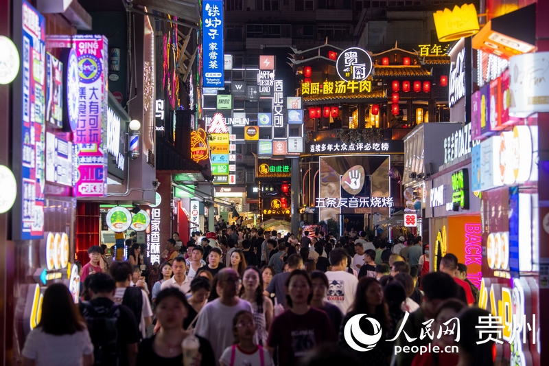 6月21日，貴陽(yáng)，青云市集內(nèi)游人如織。人民網(wǎng)記者 翁奇羽攝