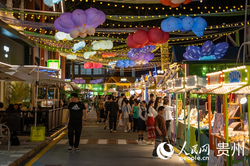 6月21日，貴陽(yáng)新印廠霓虹閃爍，映照城市夜生活。人民網(wǎng) 陽(yáng)茜攝