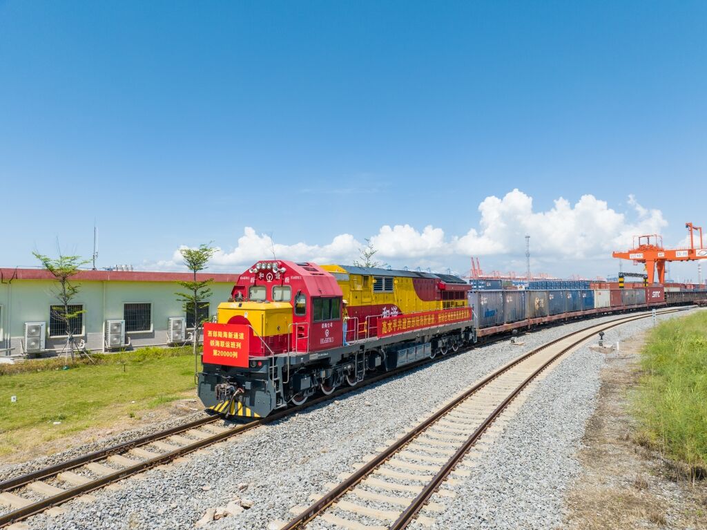 01 陸海新通道第20000列班車。陸海新通道運(yùn)營(yíng)公司供圖