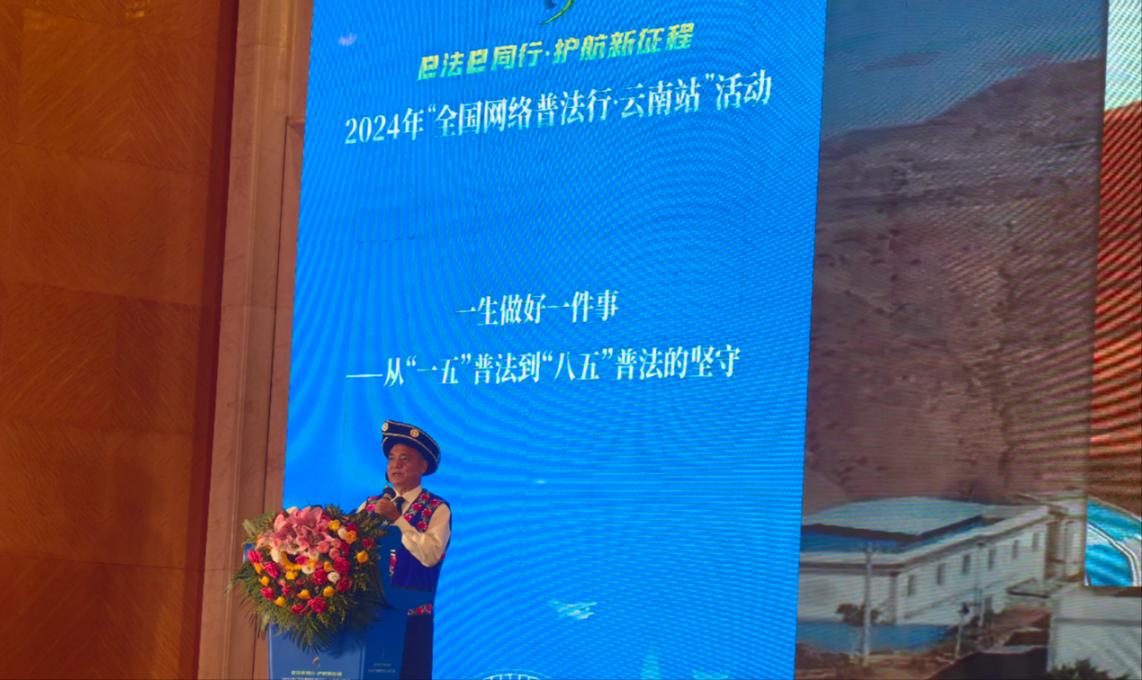 李學(xué)平分享普法的故事。人民網(wǎng)記者 孝金波攝