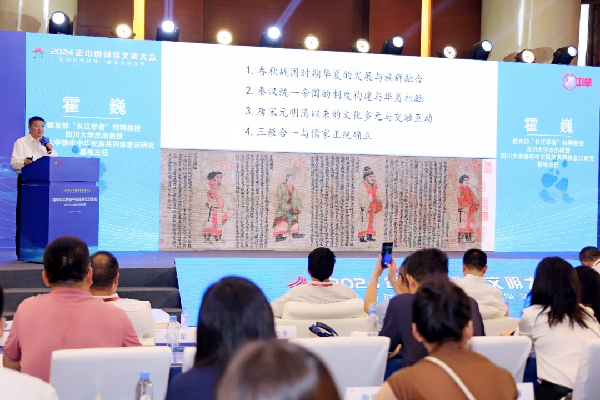 講好中華民族共同體故事，讓網(wǎng)絡(luò)“連心”更“聚心”