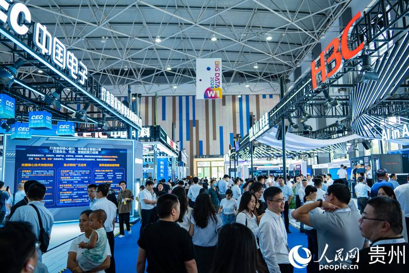 3、2024數(shù)博會(huì)共吸引400余家展商參展。人民網(wǎng) 陽(yáng)茜攝.jpg