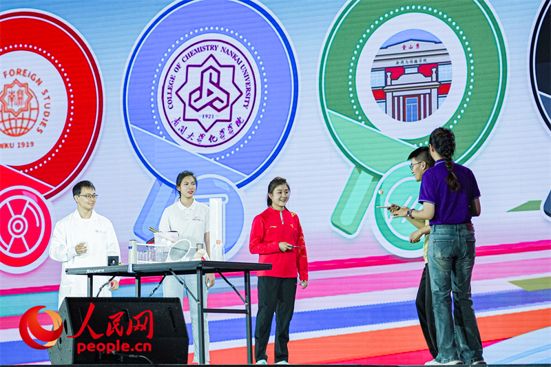 陳夢(mèng)與南開學(xué)子互動(dòng)。人民網(wǎng)記者 于凱攝