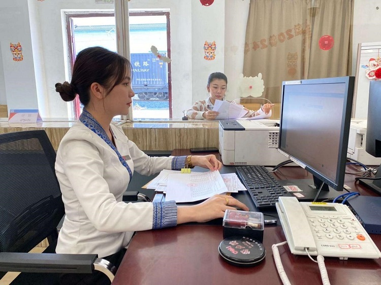 春節(jié)期間，中老鐵路員工堅(jiān)守崗位，保障鐵路運(yùn)行安全、暢通。李加勇攝