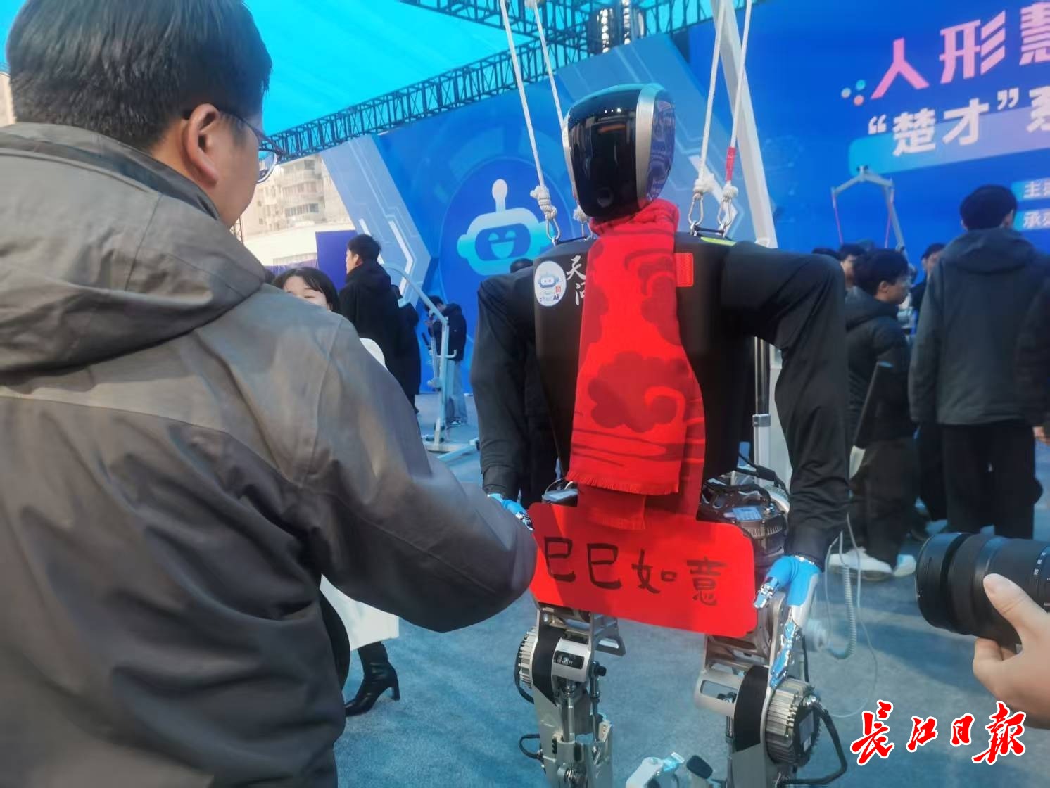 “天問(wèn)”人形機(jī)器人和參觀市民握手，互致新年快樂(lè)。 長(zhǎng)江日?qǐng)?bào)記者陳永權(quán) 攝