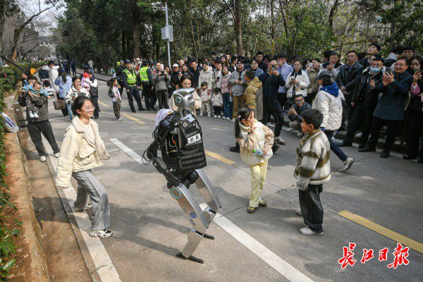 “智警小珞”人形機(jī)器人和小朋友們斗舞。長(zhǎng)江日?qǐng)?bào)記者史偉 攝