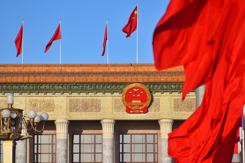 2024年3月8日，北京上空現(xiàn)“兩會藍”，人民大會堂前紅旗飄揚。