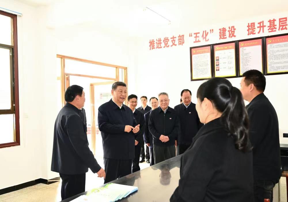 △2024年3月19日，習(xí)近平總書記在湖南常德市鼎城區(qū)謝家鋪鎮(zhèn)港中坪村黨群服務(wù)中心了解當(dāng)?shù)貫榛鶎訙p負(fù)、提升基層治理效能等情況。