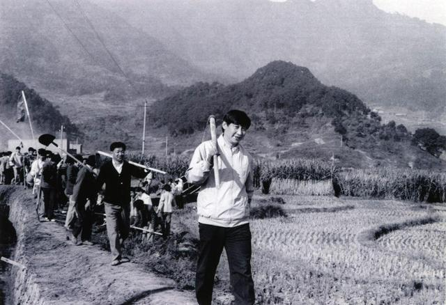 1989年12月2日，時(shí)任中共寧德地委書(shū)記的習(xí)近平帶領(lǐng)地直機(jī)關(guān)千余名干部到寧德縣南漈水利工地參加清溝排障修整水渠勞動(dòng)。新華社發(fā)