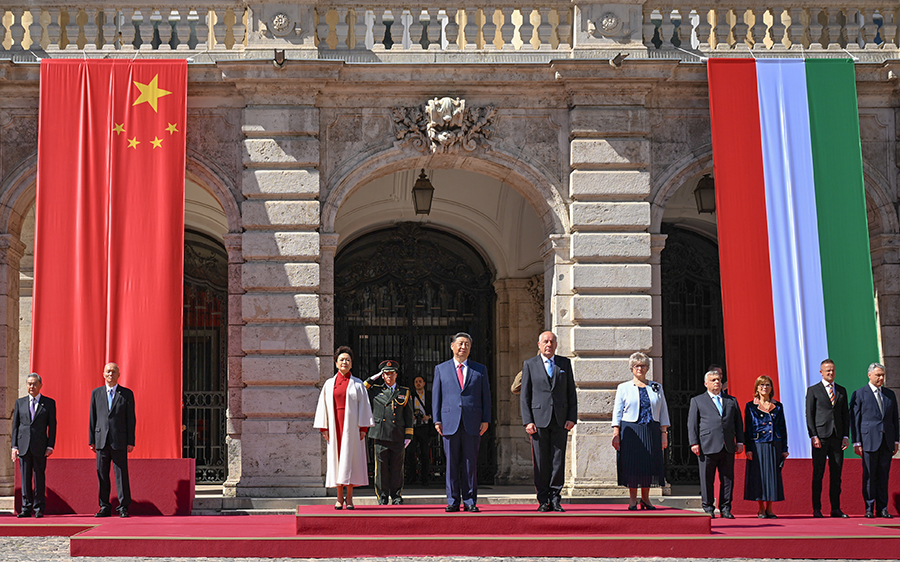 當(dāng)?shù)貢r(shí)間5月9日上午，國(guó)家主席習(xí)近平在布達(dá)佩斯出席匈牙利總統(tǒng)舒尤克和總理歐爾班共同舉行的隆重歡迎儀式。新華社記者 謝環(huán)馳 攝