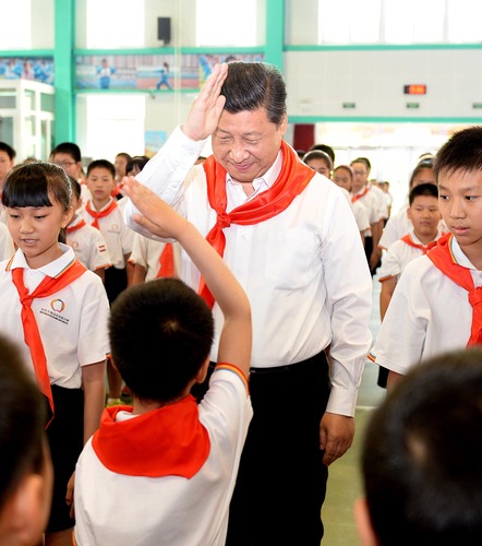 2014年5月30日，習(xí)近平總書(shū)記來(lái)到北京市海淀區(qū)民族小學(xué)，參加慶?！傲弧眹?guó)際兒童節(jié)活動(dòng)。